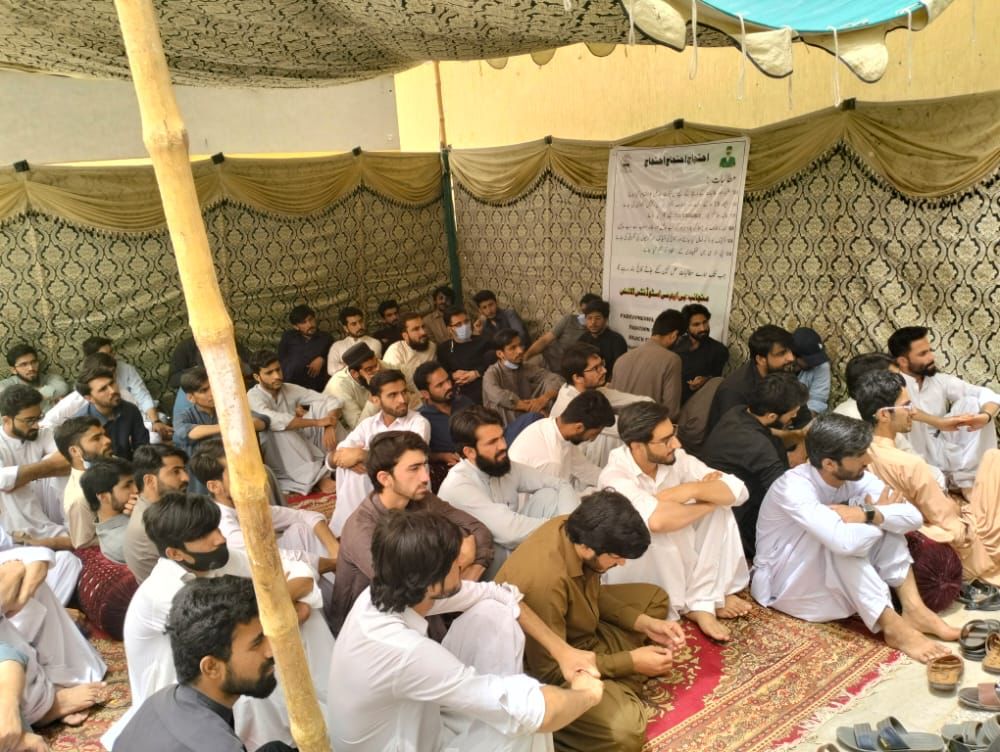 HameedAryann's tweet photo. جن کو لائیبریری میں ہونا چاہیے تھا وہ انتظامیہ کی نااہلی کی وجہ سے سڑکوں پر احتجاج کر رہے ہیں. انتظامیہ کو اپنی نااہلی کا احساس کرنا چاہیے اور فوری طور پر طلباء کے مسائل حل کیے جائے.

#Justice4BmcStudents https://t.co/YNudvpla3w