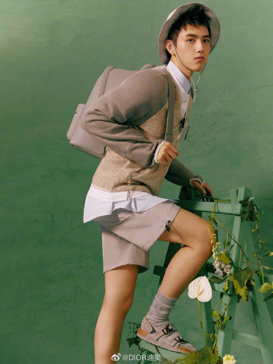 dailycfy's tweet photo. [update] 220622 @Dior weibo w/ #chenfeiyu 

chen feiyu in CD 1947 limited collection

#陈飞宇 #arthurchen #진비우 #เฉินเฟยอวี่ https://t.co/6lWrJXGRJn