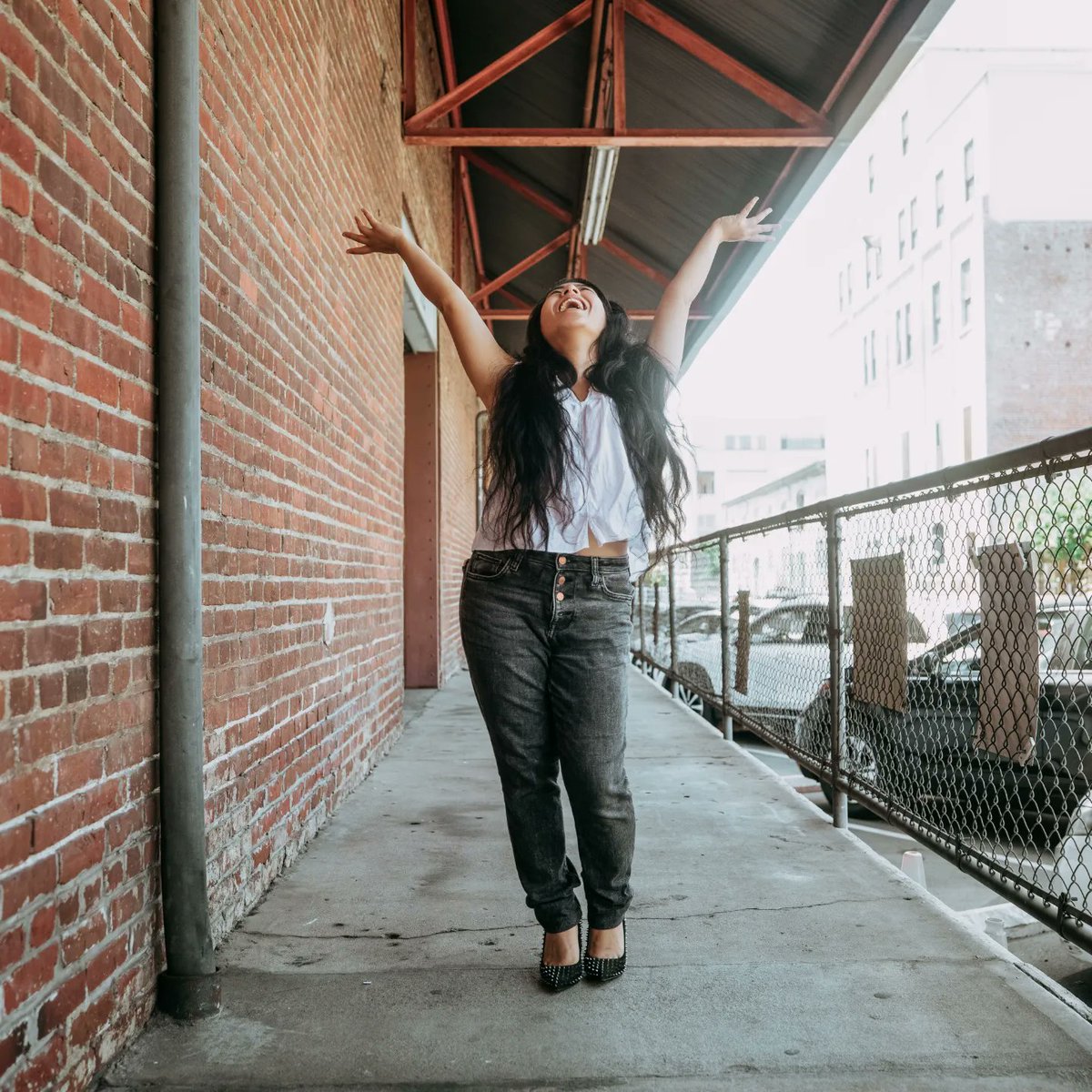 ROtoSings's tweet photo. Same subject, photographer (the talented @tammievaler), and location, but six years separate these two shoots! So thankful that six years has not only made me more experienced, but also more joyous, with a more magnificent head of hair 😄

#photoshoot #singer #songwriter #artist https://t.co/0rw539ozlS