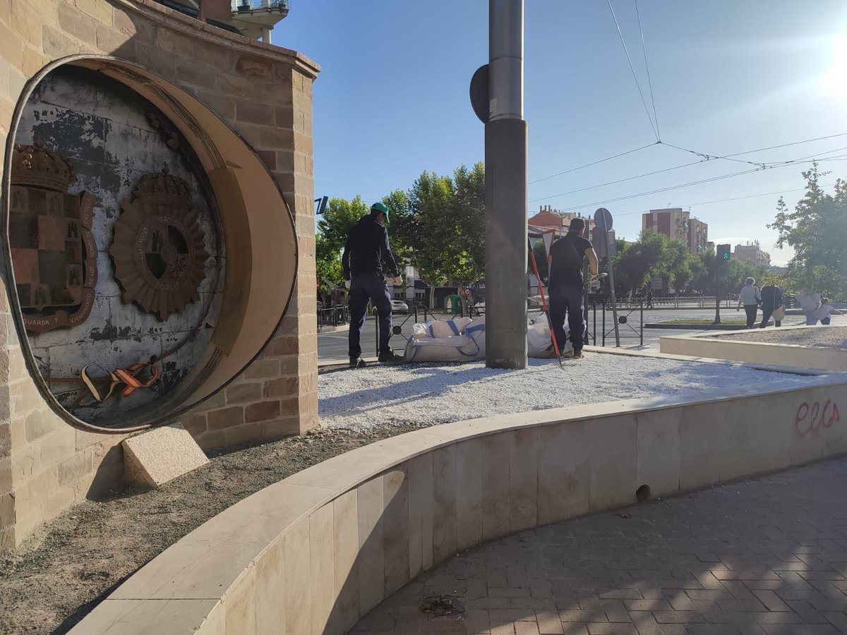 AytoJaen's tweet photo. 🌱Puesta a punto de las zonas ajardinadas de la Plaza de los Perfumes 

Los trabajadores del Centro Especial de Empleo han realizado tareas de #limpieza, del sistema del #riego y colocación de una tela para evitar r malas hierbas y decoración de piedra blanca para #embellecer https://t.co/38RTYwTDGD