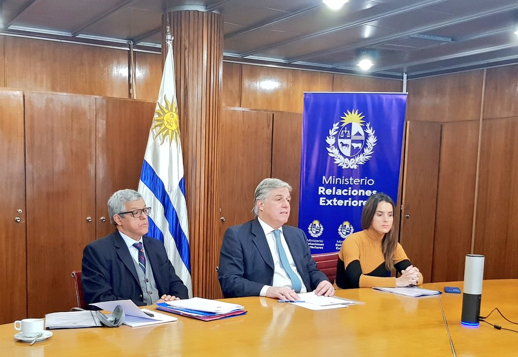 El Canciller Francisco Bustillo, la Subsecretaria <a href="/CarolinaAche/">Carolina Ache Batlle</a> y el Director General del Área para Asuntos de Frontera, Limítrofes y Marítimos Emb. Dr. Carlos Mata comparecieron vía zoom ante la Comisión Especial de Frontera con la República Argentina🇦🇷.