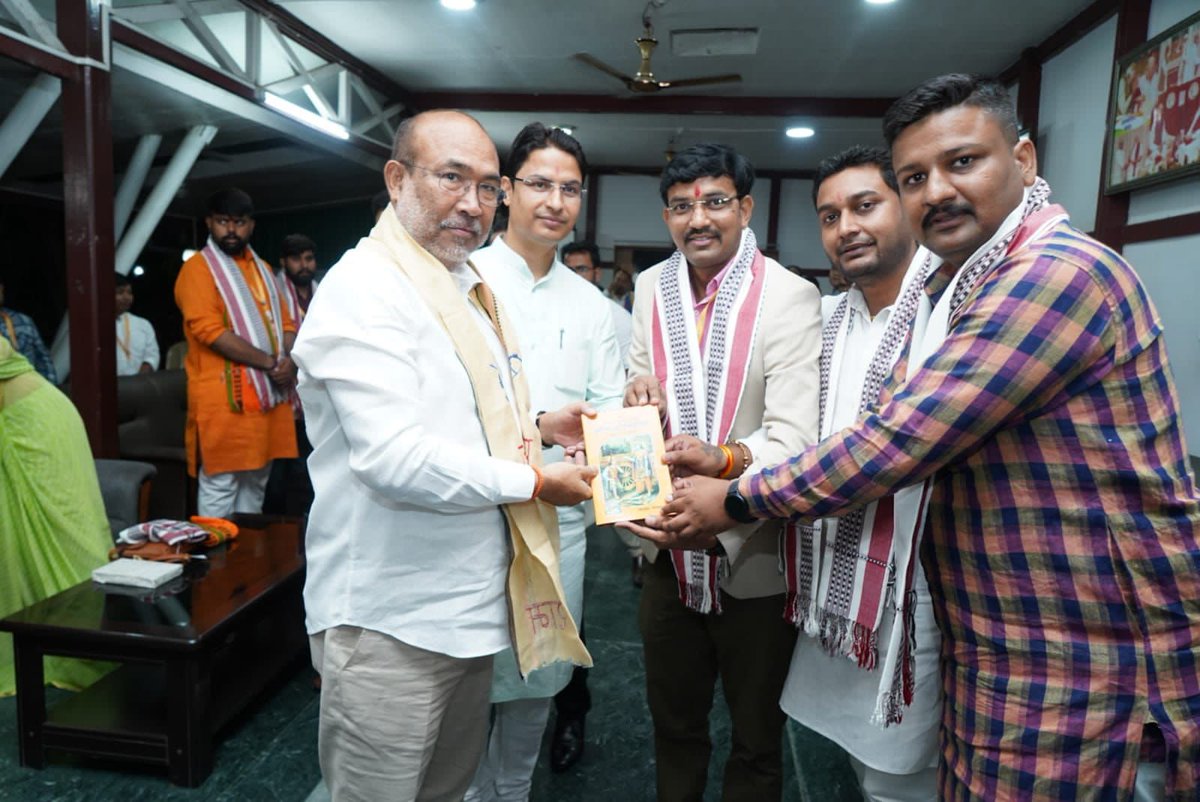Tejasvi_Surya's tweet photo. Grateful to Manipur CM Sri @NBirenSingh for meeting #BJYMSushasanYatra delegates &amp; encouraging them to go across the state &amp; experience Manipur's diversity.

Also thankful to
@BJP4Manipur Prez Ms. @AShardaDevi &amp; other state leaders for welcoming the karyakartas.

3/3 https://t.co/pxIFdx566y