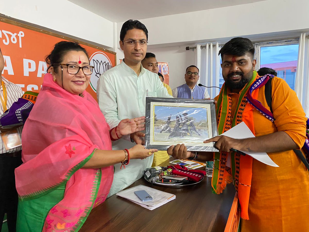 Tejasvi_Surya's tweet photo. Grateful to Manipur CM Sri @NBirenSingh for meeting #BJYMSushasanYatra delegates &amp; encouraging them to go across the state &amp; experience Manipur's diversity.

Also thankful to
@BJP4Manipur Prez Ms. @AShardaDevi &amp; other state leaders for welcoming the karyakartas.

3/3 https://t.co/pxIFdx566y