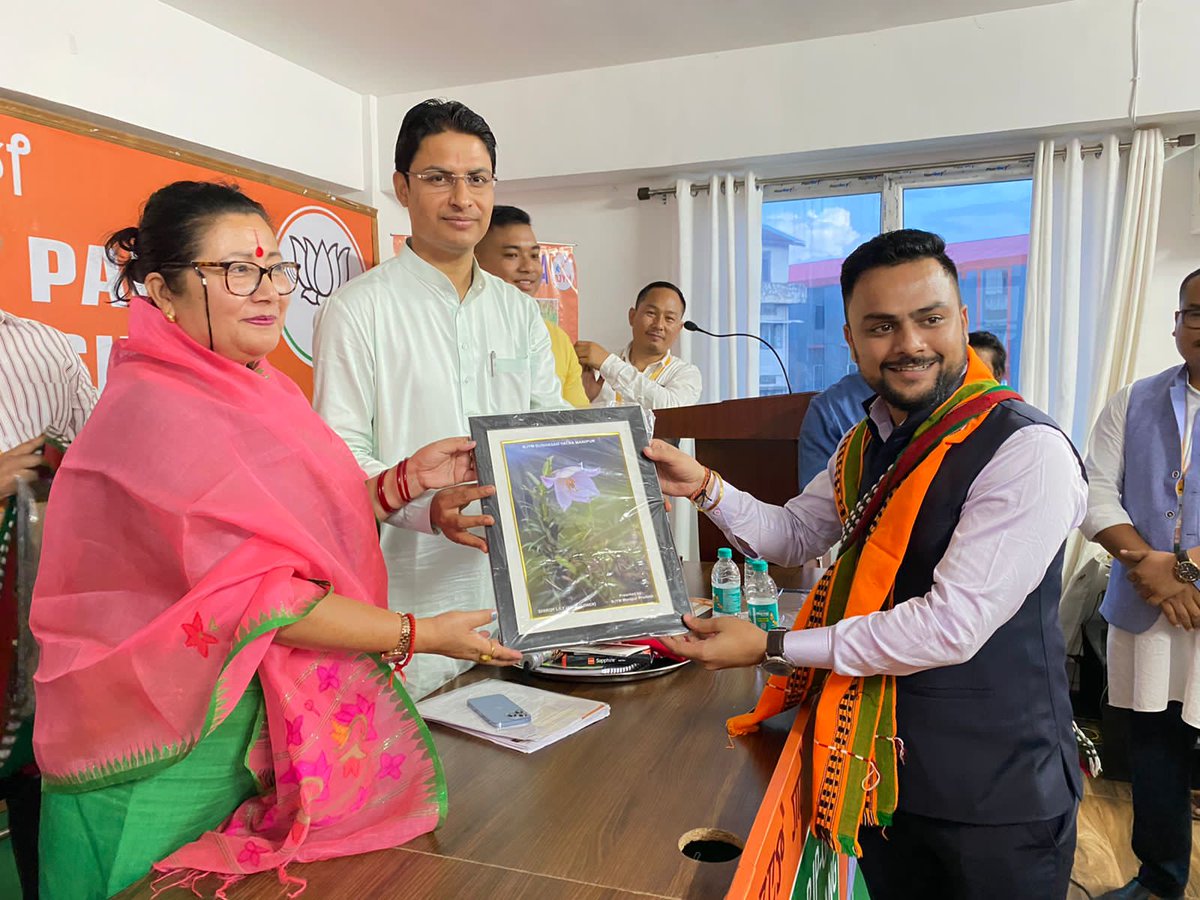 Tejasvi_Surya's tweet photo. Grateful to Manipur CM Sri @NBirenSingh for meeting #BJYMSushasanYatra delegates &amp; encouraging them to go across the state &amp; experience Manipur's diversity.

Also thankful to
@BJP4Manipur Prez Ms. @AShardaDevi &amp; other state leaders for welcoming the karyakartas.

3/3 https://t.co/pxIFdx566y