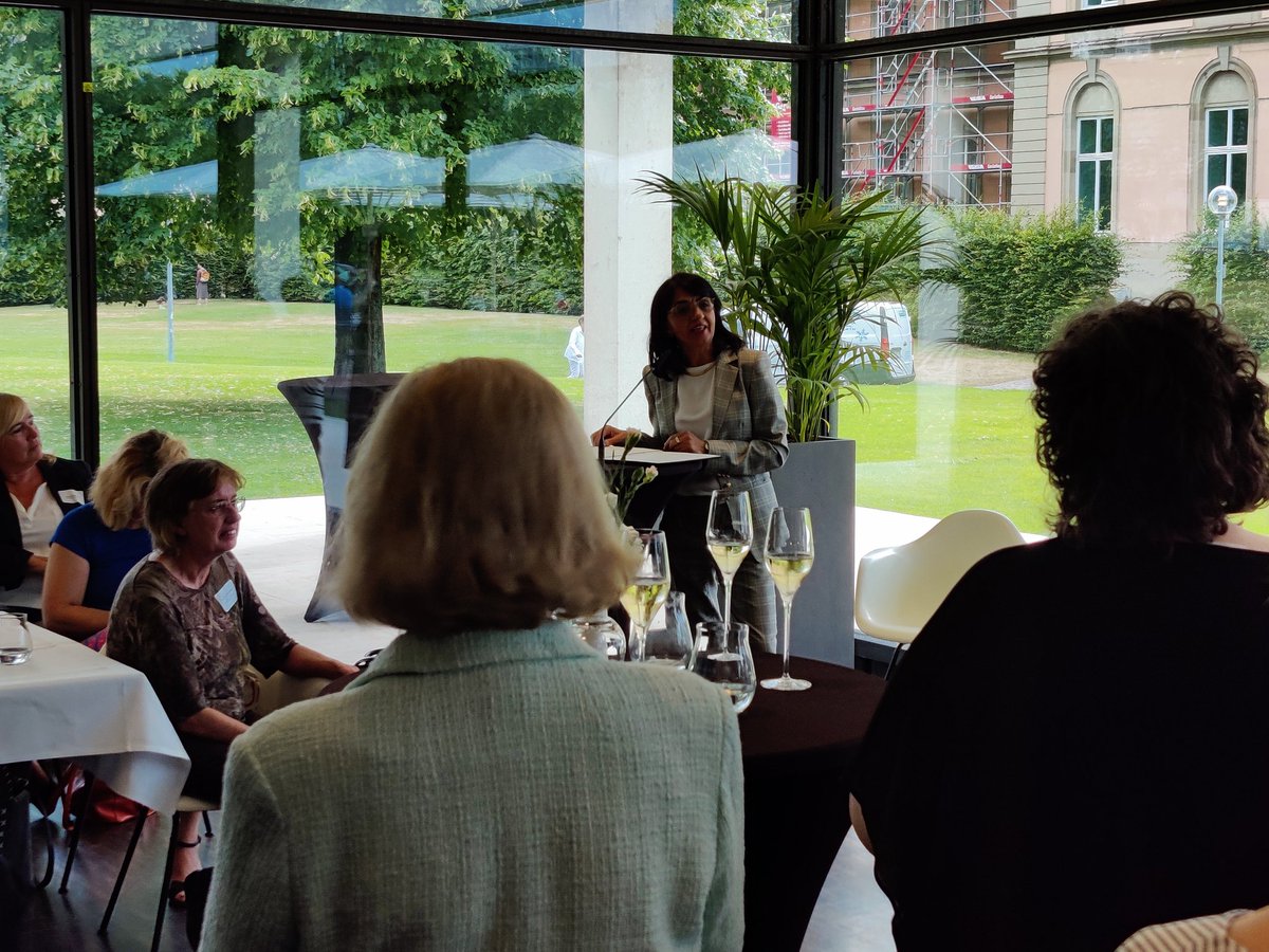Heute feiern wir im Landtag die Wahlrechtsreform, die dafür sorgen soll, dass der Landtag weiblicher, jünger und diverser wird. Dringend notwendig, da wir nicht mal 30 Prozent Frauen im Landtag Baden-Württemberg haben aktuell!