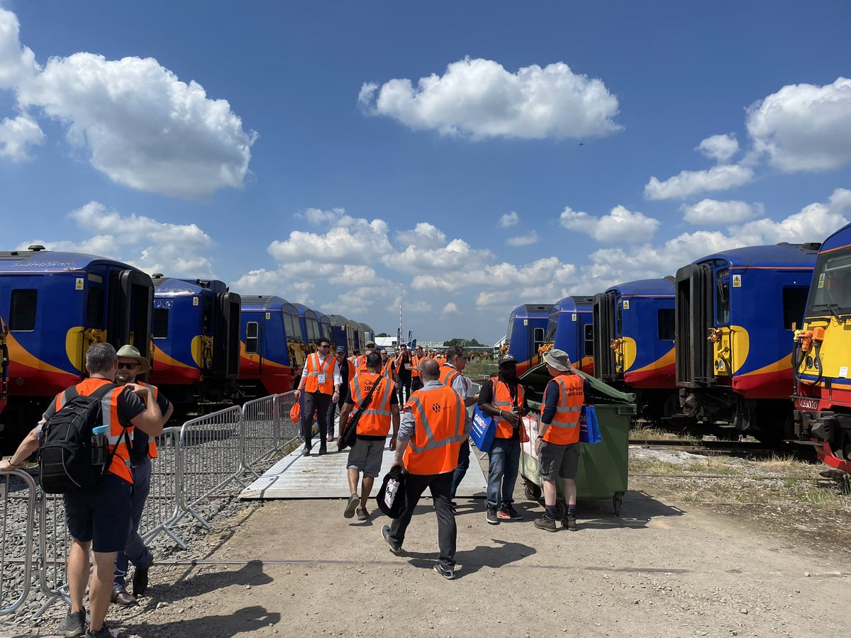 SimonZev's tweet photo. Southern Region called. Wants its trains back π
Meanwhile we have a βfangledβ NR πΆ π¦ teeming with gizmos & #Swift, an ex-GE 321 adapted for #ExpressFreight
#TrainLife #RailLive https://t.co/YseA7fAYhx