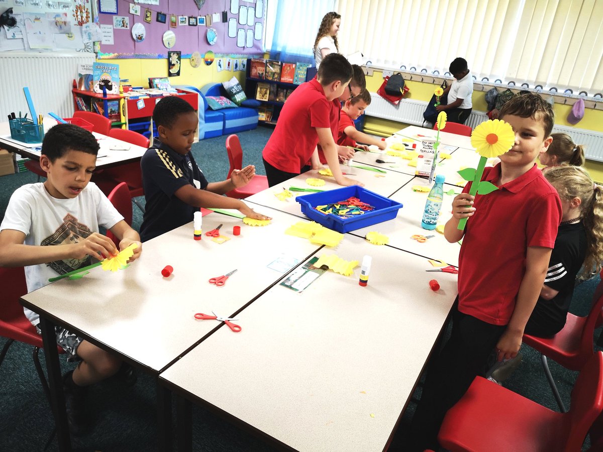 AimeeAll1's tweet photo. Our awesome Y3/4 #artsandcrafts club @ParklandsLeeds @chrisdysonHT making these sensational #sunflowers with @learnplaynexus refillable glue #PowerSticks. Lots of fun and look at the finished results! Amazing!
#happy
#craftsforchildren #RefillableGlueSticks @missatkinson__ https://t.co/6dFmTOSVeH