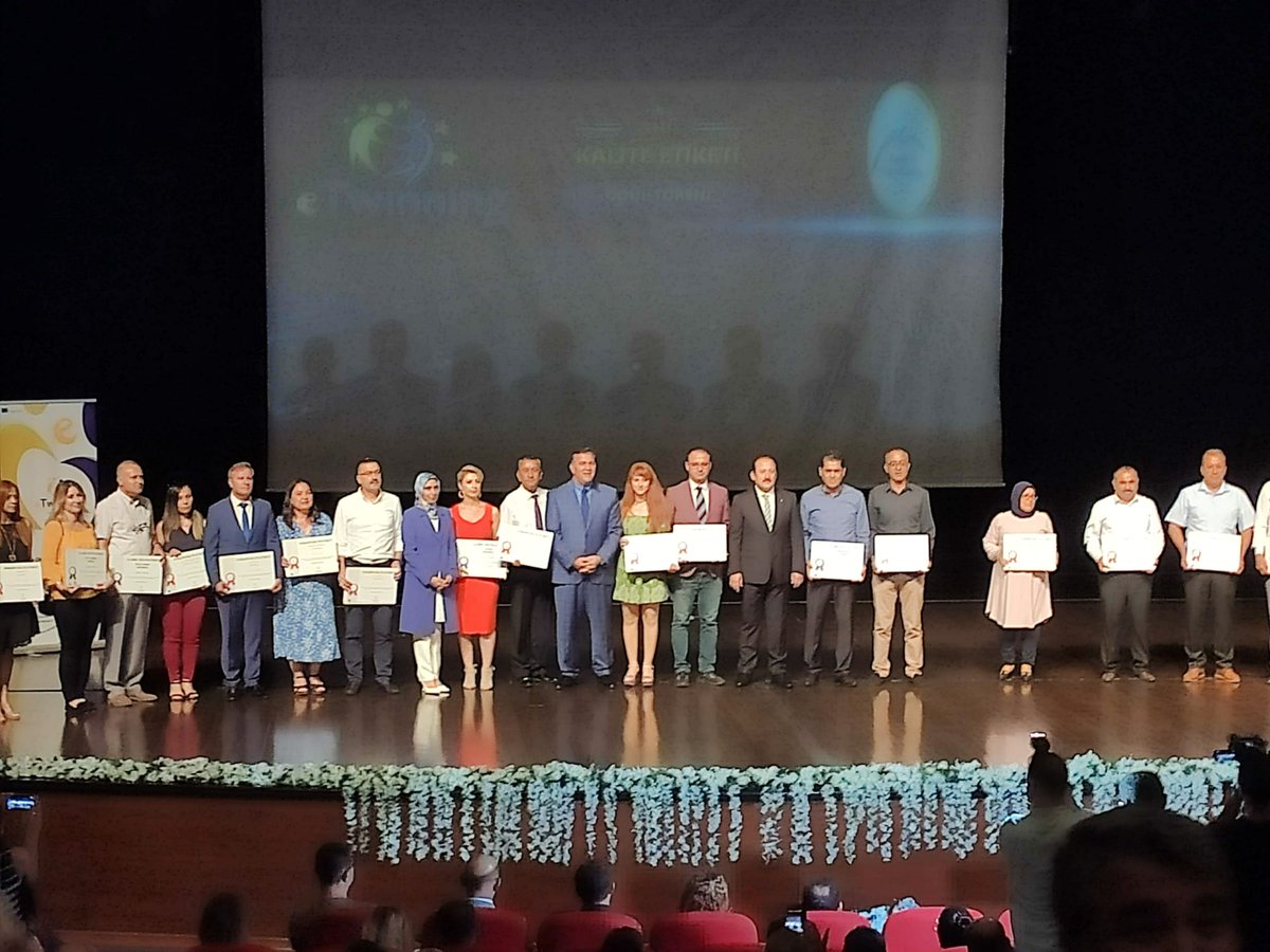 Aydinlikevlerio's tweet photo. eTwinning Ödül Töreninde öğretmenlerimiz başarılı projeleri için ödüllerini Sayın Valimiz, İl Müdürümüz ve İlçe Müdürümüzün takdir ve tebriği ile almıştır. Okulumuza 12başarılı proje ile Avrupa Kalite levhası kazandıran öğretmenlerimize teşekkürler 
@eTwinningMersin @MersinMEM https://t.co/rG66sh9xiF
