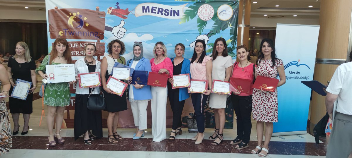 Aydinlikevlerio's tweet photo. eTwinning Ödül Töreninde öğretmenlerimiz başarılı projeleri için ödüllerini Sayın Valimiz, İl Müdürümüz ve İlçe Müdürümüzün takdir ve tebriği ile almıştır. Okulumuza 12başarılı proje ile Avrupa Kalite levhası kazandıran öğretmenlerimize teşekkürler 
@eTwinningMersin @MersinMEM https://t.co/rG66sh9xiF