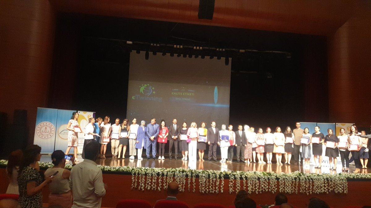 Aydinlikevlerio's tweet photo. eTwinning Ödül Töreninde öğretmenlerimiz başarılı projeleri için ödüllerini Sayın Valimiz, İl Müdürümüz ve İlçe Müdürümüzün takdir ve tebriği ile almıştır. Okulumuza 12başarılı proje ile Avrupa Kalite levhası kazandıran öğretmenlerimize teşekkürler 
@eTwinningMersin @MersinMEM https://t.co/rG66sh9xiF