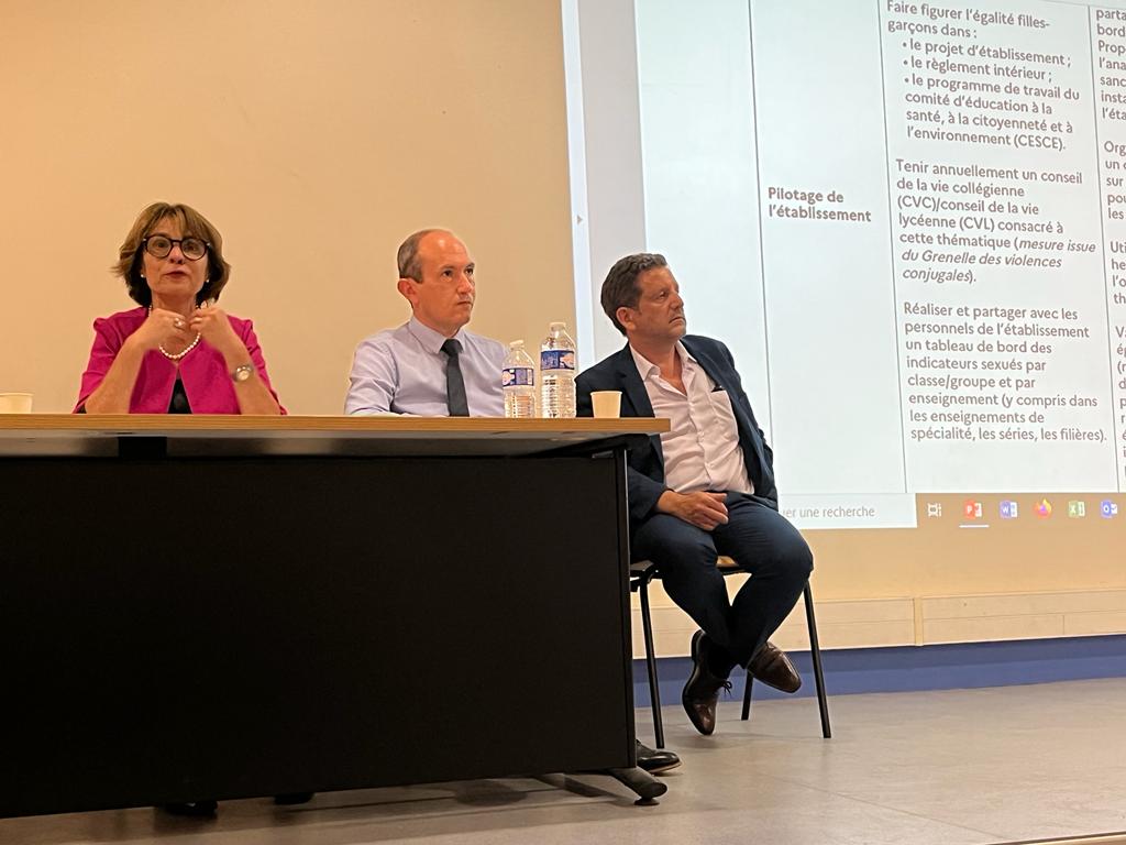 BenmiloudKarim's tweet photo. Hier, @acclermont organisait une journée pour les référentes &amp; référents #égalitéFG, en présence de Mme Claude Roiron, haute-fonctionnaire à l'égalité filles-garcons à @education_gouv.
🙏 aux élèves du clg La Charme pour leur saynète, 2e prix du concours "Olympes de la parole". https://t.co/6CS59ujMla