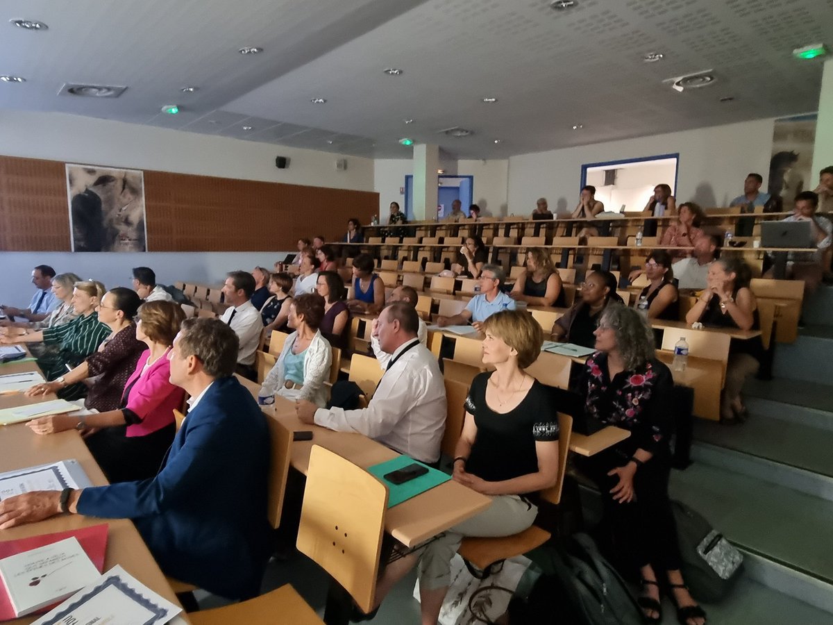 BenmiloudKarim's tweet photo. Hier, @acclermont organisait une journée pour les référentes &amp; référents #égalitéFG, en présence de Mme Claude Roiron, haute-fonctionnaire à l'égalité filles-garcons à @education_gouv.
🙏 aux élèves du clg La Charme pour leur saynète, 2e prix du concours "Olympes de la parole". https://t.co/6CS59ujMla