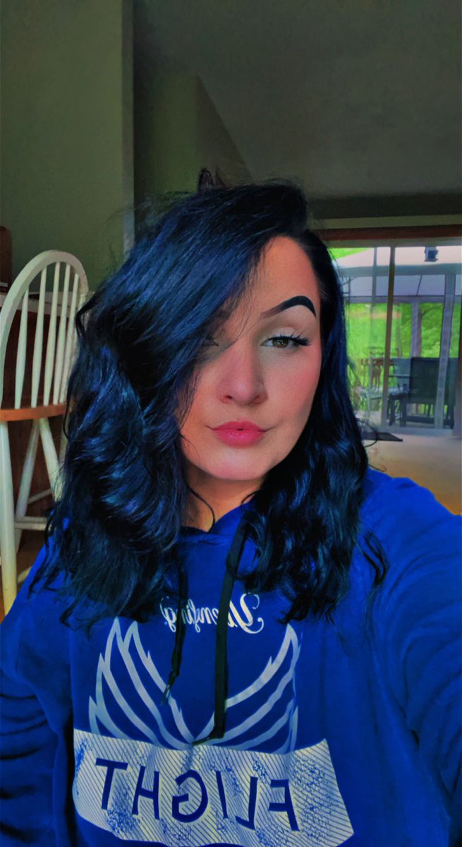 ashtrayz_'s tweet photo. someone tell me the best hair growth remedies or routines 🙃 i want long hair for my wedding in a year https://t.co/WkRRc1s0oZ