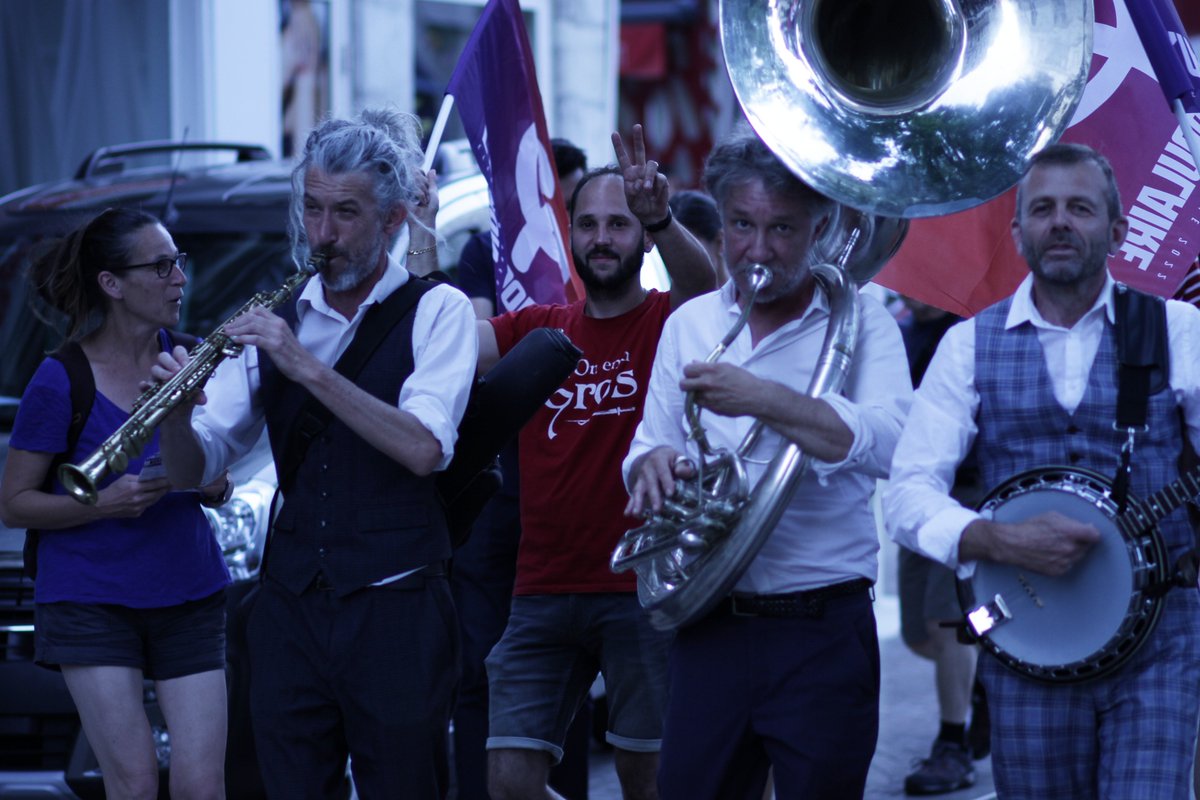 NUPesVienneCir2's tweet photo. 🫶 MERCI 🫶

🗳️19325 VOIX 🗳️

 ✊ON LACHE RIEN! ✊

Souvenirs émus de notre dernière soirée de campagne. Vendredi 17 juin, entre 21h00 et 22h30, déambulation musicale dans les rues de #Poitiers. Celle ci a été, à l'image de toute notre campagne : engagée, populaire et joyeuse. https://t.co/H8ceF3iTu9