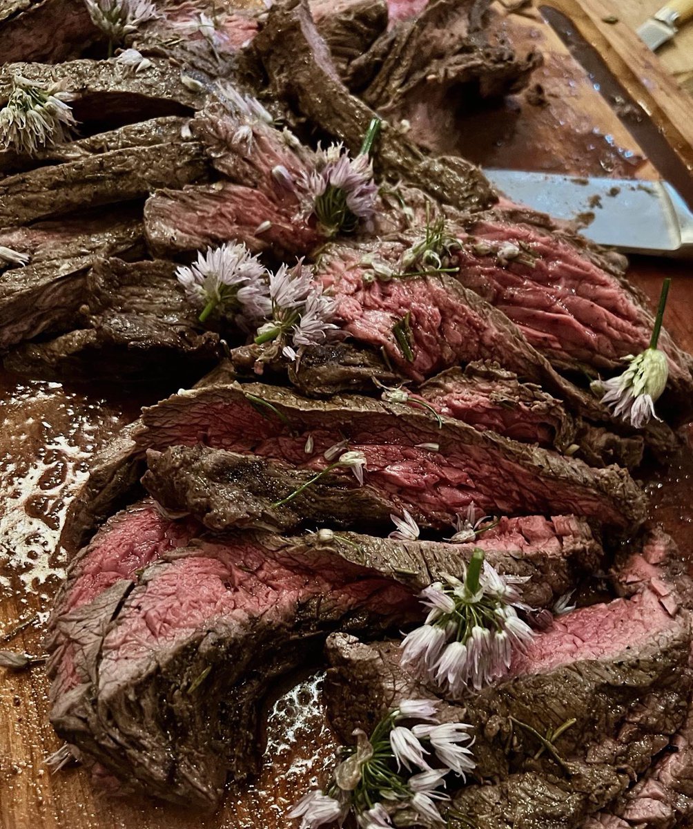 rachaelray's tweet photo. A Tuscan #Foodfolio 🇮🇹 

Egg tagliatelle w clams, white vermouth, and anchovy 🍝

Grilled Steak 🥩 with a sage, capers, anchovies, garlic, rosemary, chive marinade topped with flowers

Grilled asparagus, garlic scapes, and spring onions

Macaroni w cherry tomatoes and garlic https://t.co/lsC5fGtigP