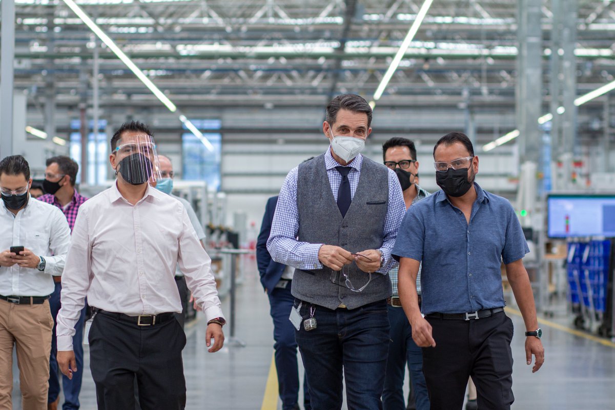 El pasado lunes 13 de junio Brose El Marqués recibió la visita del nuevo vicepresidente de motores de la región, el señor Dirk Wienand en compañía de Christopher Kosek y Timothy Irivin de Brose Norteamérica. Además de conocer un poco más sobre la planta, tomaron un tour guiado.