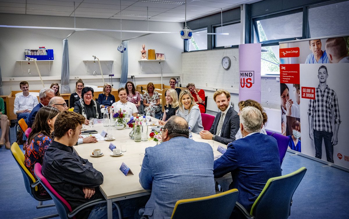 koninklijkhuis's tweet photo. Mentale problemen kunnen leerprestaties in de weg zitten. Koningin Máxima, erevoorzitter van Stichting MIND Us, brengt samen met minister Wiersma een werkbezoek gericht op scholieren- en studentenwelzijn in het vo en mbo.
https://t.co/XL1oI3iUv8 https://t.co/Lu7tWcX2LK