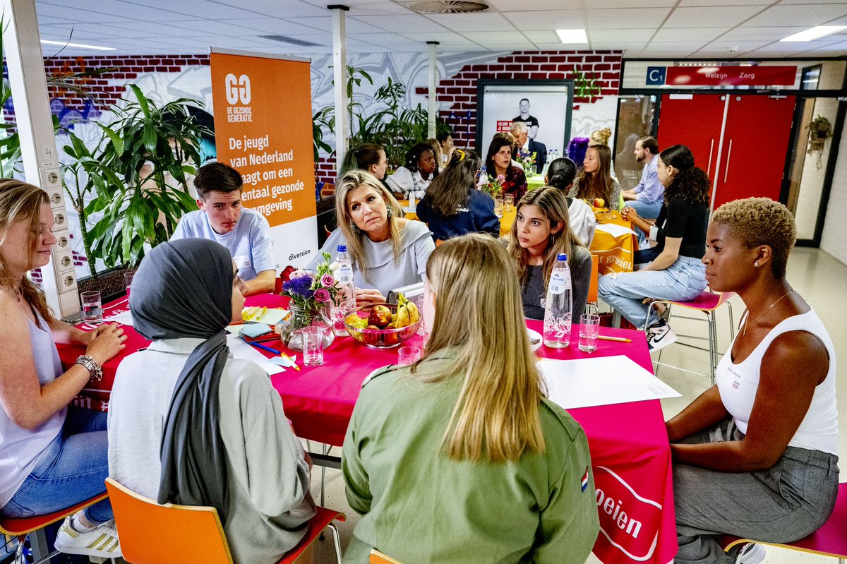 koninklijkhuis's tweet photo. Mentale problemen kunnen leerprestaties in de weg zitten. Koningin Máxima, erevoorzitter van Stichting MIND Us, brengt samen met minister Wiersma een werkbezoek gericht op scholieren- en studentenwelzijn in het vo en mbo.
https://t.co/XL1oI3iUv8 https://t.co/Lu7tWcX2LK