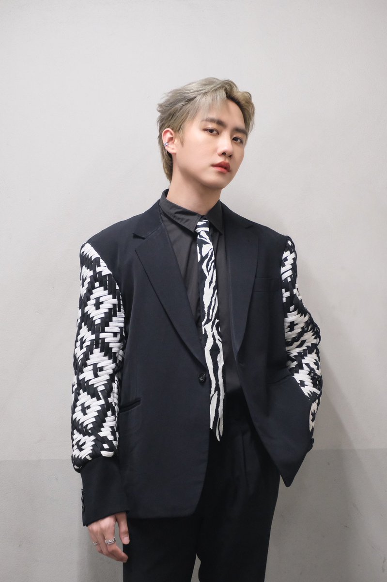 kwangg28's tweet photo. 3 ลุค 3 สไตล์กับคุณศิวัชวันนี้ 🙏🏻🖤☺️ #MSIWAT @Mmarksiwat https://t.co/IvYQQbszwe