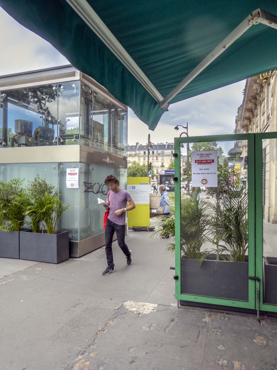 MoniqueinParis's tweet photo. The #French #LikeToRead
A man reads a book while walking along the sidewalk. https://t.co/WUOx8hXPlW