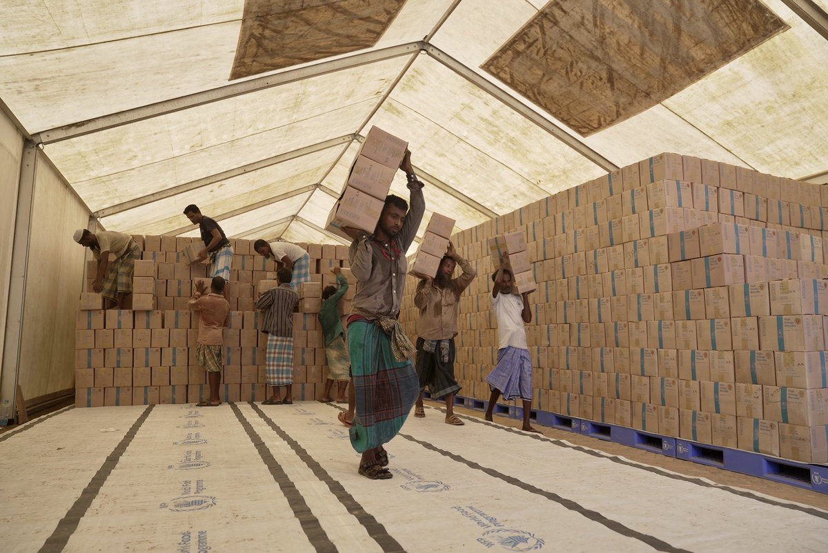 JanePearceWFP's tweet photo. Just hours ago, @WFP sent out the first shipment of 85mts of #fortifiedbiscuits to our partner @BRACworld who are on the ground and ready to distribute to 34,000 families affected by monsoon rains in large parts of northeastern #Bangladesh. https://t.co/6oWdpmExVw