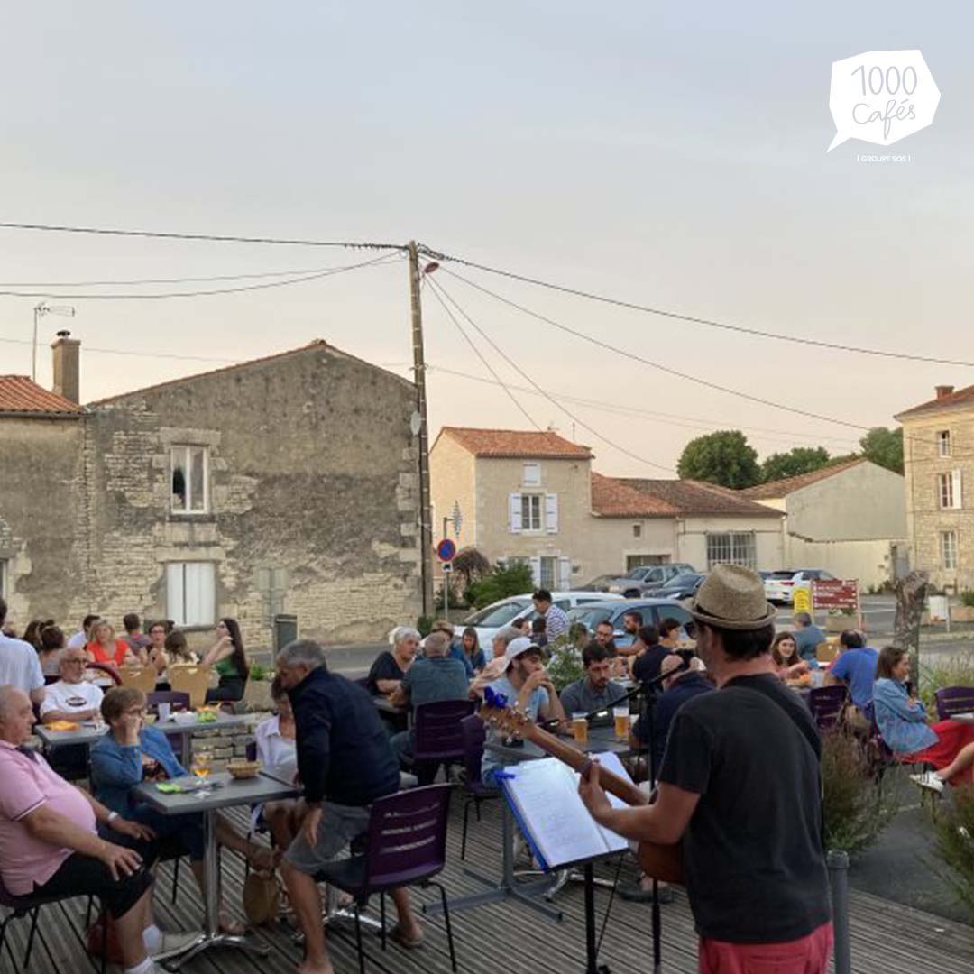 1000_cafes's tweet image. Hier, commençait officiellement la première Tournée des Villages du réseau !
Les hbts de La Foye-Monjault ont accueilli deux artistes : Alexis Rimbault et Manu Fischer ! 🎤Ils étaient nombreux à venir pour déguster les planches d’Alain et Lydie, au Rabelais devant le spectacle 👌🏻