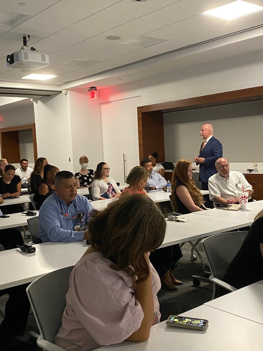 Yesterday, Silverseal CEO Patrick Timlin, delivered onsite Active Shooter Training for @Brkfldproprtl in Houston, TX. Learn more about workplace violence & active shooter training here: silverseal.net/security-consu… #ActiveShooterTraining #ActiveShooter #WorkplaceViolence #Silverseal