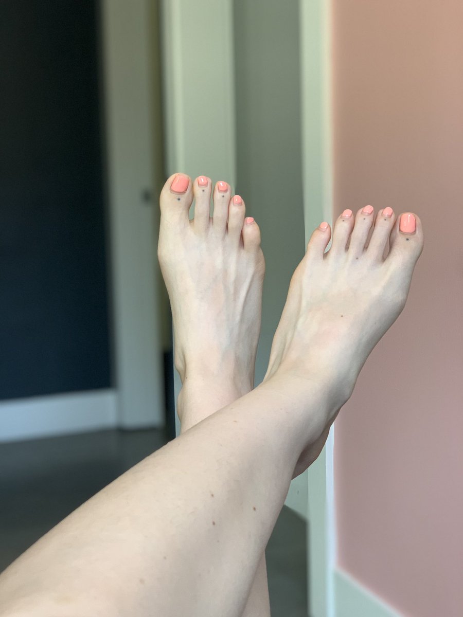HoeMom_'s tweet photo. such a nice day to put my feet up☀️ https://t.co/J8sInH2bCc
