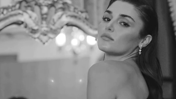 HandeandAsli's tweet photo. Kraliçeler 👑
#AslıEnver #HandeErçel https://t.co/6pcygm6Uqf