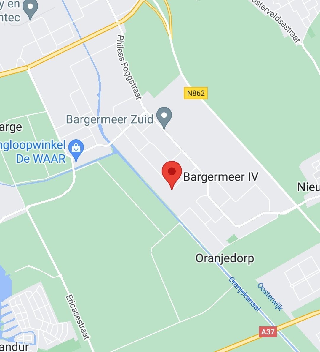 VRDrenthe's tweet photo. Grote bult afval in de #brand in #NieuwDordrecht. De wind komt uit het Noordoosten. Ruik je rook? Blijf dan binnen en houd de rook buiten. https://t.co/a3R2DaHXfM