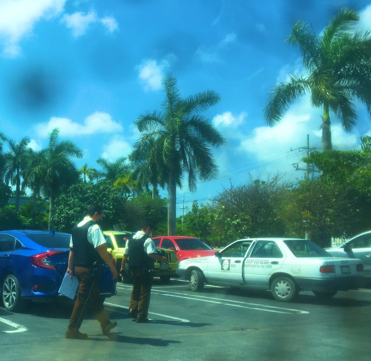 D14538943N's tweet photo. Estos sujetos de @SomosCometra saliendo de #Costco #Cancún se pusieron a tomarle fotos por la espalda a mujeres que salían de la tienda, les dije que no hicieran eso y los muy prepotentes me dijeron “pues denúnciame” viajan en la unidad 552 @CancunSOS @CancUnidos @MonitorCancun https://t.co/V3uIGR3krF