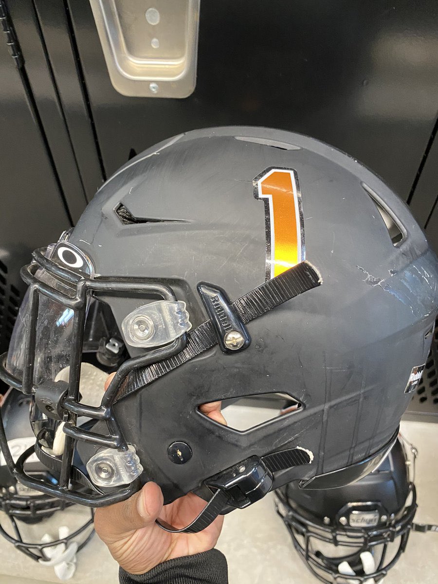 HelmetAz's tweet photo. 🦂#AZHelmetChallenge  Final Four🕳

1. Desert Edge Scorpions
@DEdgeFootball 

vs

4. Florence Gophers
@FlorenceFBall 

#AZHelmetChallenge #repAZ #48HourPoll https://t.co/qkAaZ4thxA