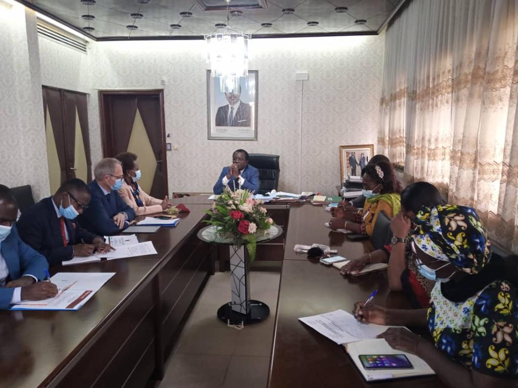 UnescoYaounde's tweet photo. Afin de #innover #reconstruire #réinventer et #tranformer l’#éducation, #UNESCOCRM et #UNICEF ont présenté des résultats des pré consultations nationales au ministre de l'Éducation de base en vu du Pré Sommet sur la transformation de l’éducation à Paris du 28-30 juin. https://t.co/1RRhgmJgb1