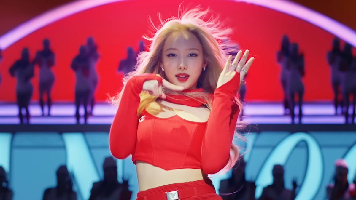 TWICExONCES's tweet photo. Nayeon dijo que originalmente el teaser del MV era la parte del coro de 'POP!' pero la compañía le dijo que a los ONCE no le gusta que se muestre mucho de la canción en los teasers así que lo eliminaron

NAYEON SECOND MV TEASER
#POP_Teaser2 #NAYEON_POP #IM_NAYEON @JYPETWICE https://t.co/toOzoBlH1V