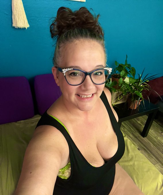 Good morning! Happy Wednesday! Join me and my HUMP online now! https://t.co/674p9ZvVZ0