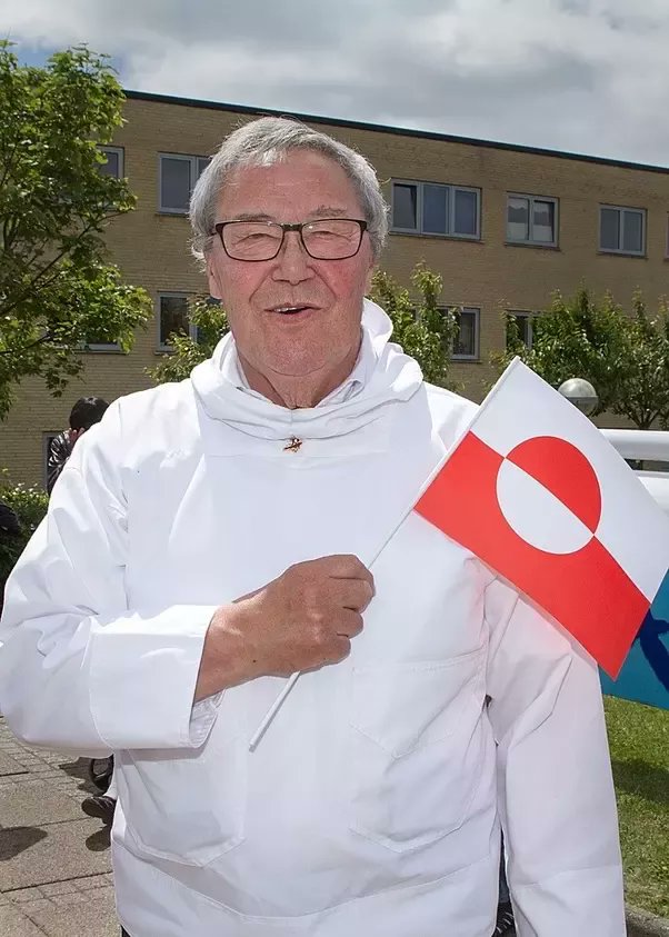 txarliselrac's tweet photo. El 1985 Thue Christiansen dissenyà per a Greenland la "Erfalasorput" (La nostra bandera). La franja blanca representa les glaceres, i la franja vermella, l’oceà. El semicercle vermell, el sol, i el semicercle blanc, els icebergs. #GoodFlag que diria @vexicat https://t.co/wlPqAPMuZv