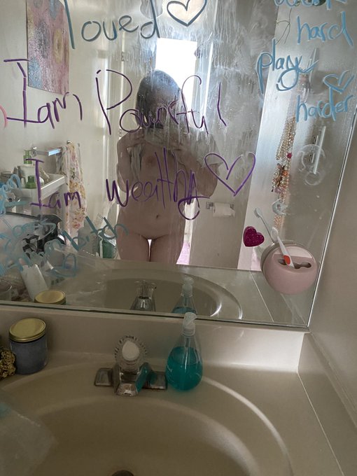 Gorgeous gorgeous girls have dirty mirrors https://t.co/fDfmAzpEfJ