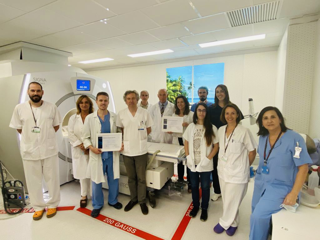 Justcharly9's tweet photo. El H. Clínico San Carlos se convierte hoy en el primer hospital público de Madrid acreditado para el uso de HIFU (MRgFUS) en el tratamiento de patologías como el temblor esencial o el Parkinson! Enhorabuena al equipazo 💪🏽 @RocioGRamos @MiguelYF @PalexMedical https://t.co/AWrr69Yy4g