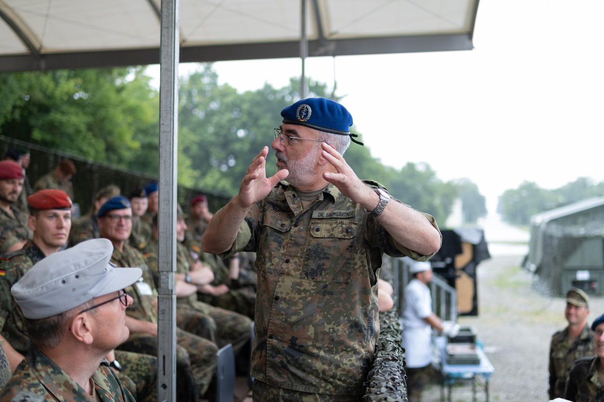 SanDstBw's tweet photo. Auf seiner Informations- und Lehrübung #ILÜSan zeigt der #Sanitätsdienst die Komplexität der medizinischen Versorgung der Bundeswehr im Einsatz und in der Landes-/Bündnisverteidigung. @InspekteurSan nutzte den Tag, um angehenden Generalstabsoffizieren das Thema näherzubringen. https://t.co/JEwsKfrVFt