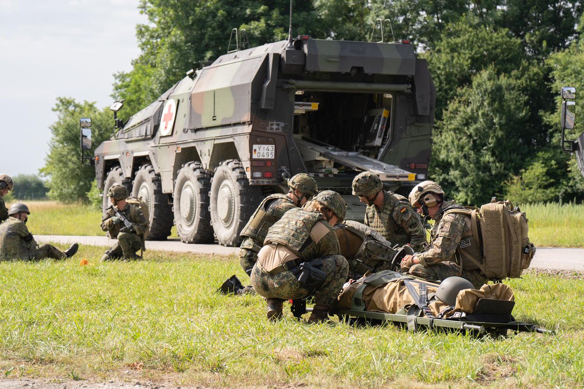 SanDstBw's tweet photo. Auf seiner Informations- und Lehrübung #ILÜSan zeigt der #Sanitätsdienst die Komplexität der medizinischen Versorgung der Bundeswehr im Einsatz und in der Landes-/Bündnisverteidigung. @InspekteurSan nutzte den Tag, um angehenden Generalstabsoffizieren das Thema näherzubringen. https://t.co/JEwsKfrVFt