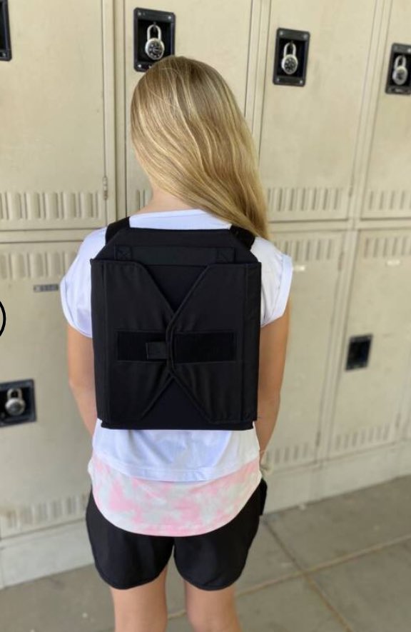 almuariza's tweet photo. 🇺🇸Imagina a tus hijos vestidos cada día con un chaleco antibalas para ir al colegio. En EEUU es un hecho. 

Un empresario de Arizona los vende: son ligeros y plegables, y protegen contra los disparos de un rifle de asalto. 
Este año ha habido 240 tiroteos masivos. https://t.co/AlgW3gyCcI