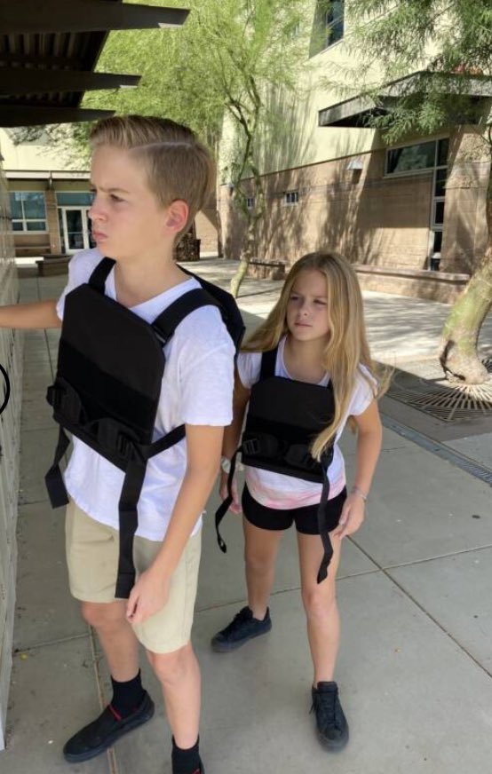 almuariza's tweet photo. 🇺🇸Imagina a tus hijos vestidos cada día con un chaleco antibalas para ir al colegio. En EEUU es un hecho. 

Un empresario de Arizona los vende: son ligeros y plegables, y protegen contra los disparos de un rifle de asalto. 
Este año ha habido 240 tiroteos masivos. https://t.co/AlgW3gyCcI