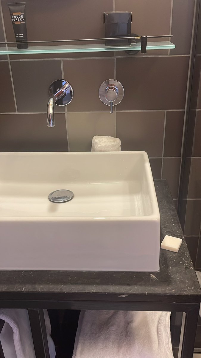 KarendeLoos's tweet photo. Zeepje zonder bakje. #hotelalert voor @TadekSolarz en @haroldw70 . Voor het archief. Alhoewel het fijne boetiekhotel in #Leiden , toch jammer. https://t.co/kdD0mwOMi2