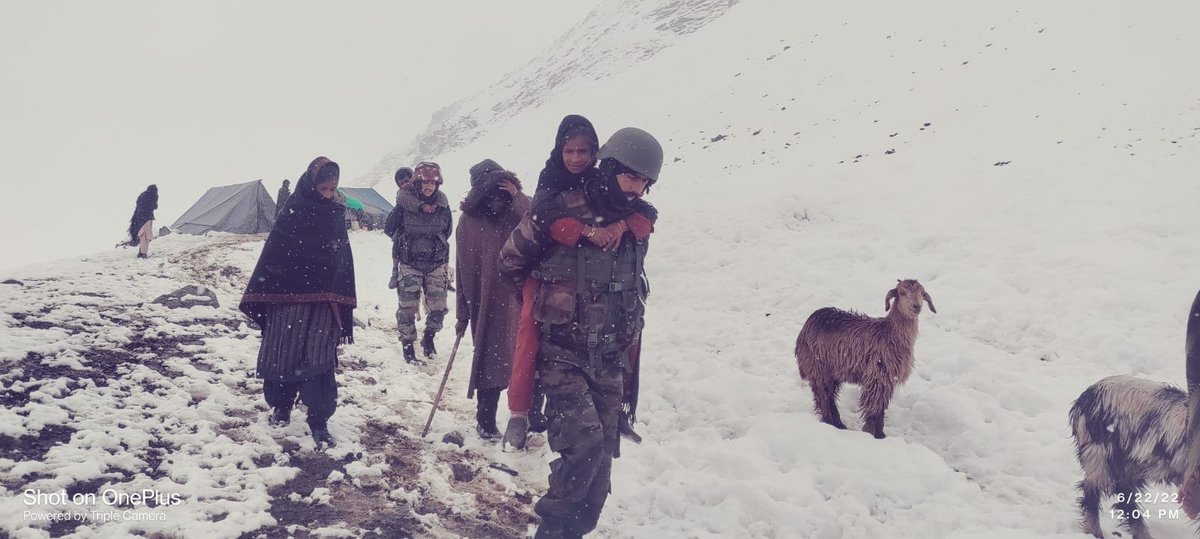 ChinarcorpsIA's tweet photo. #Chinarwarriors to the Rescue.

On 22 June 22, a family of herders with minors was stranded in inclement weather &amp; snow storm at #Sonamarg. #Chinarwarriors braved &amp; rescued all of them to Safety.

#Kashmir
#IndianArmy
@adgpi
@NorthernComd_IA https://t.co/woUdvxqhFX