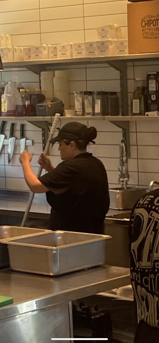 bigchims31's tweet photo. @ChipotleTweets the worst service ever at your location in Onalaska, Wi. Got yelled at by a manager and didn't even get my food #joke #terribleservice #chipotle https://t.co/Z2JFYK4EVp