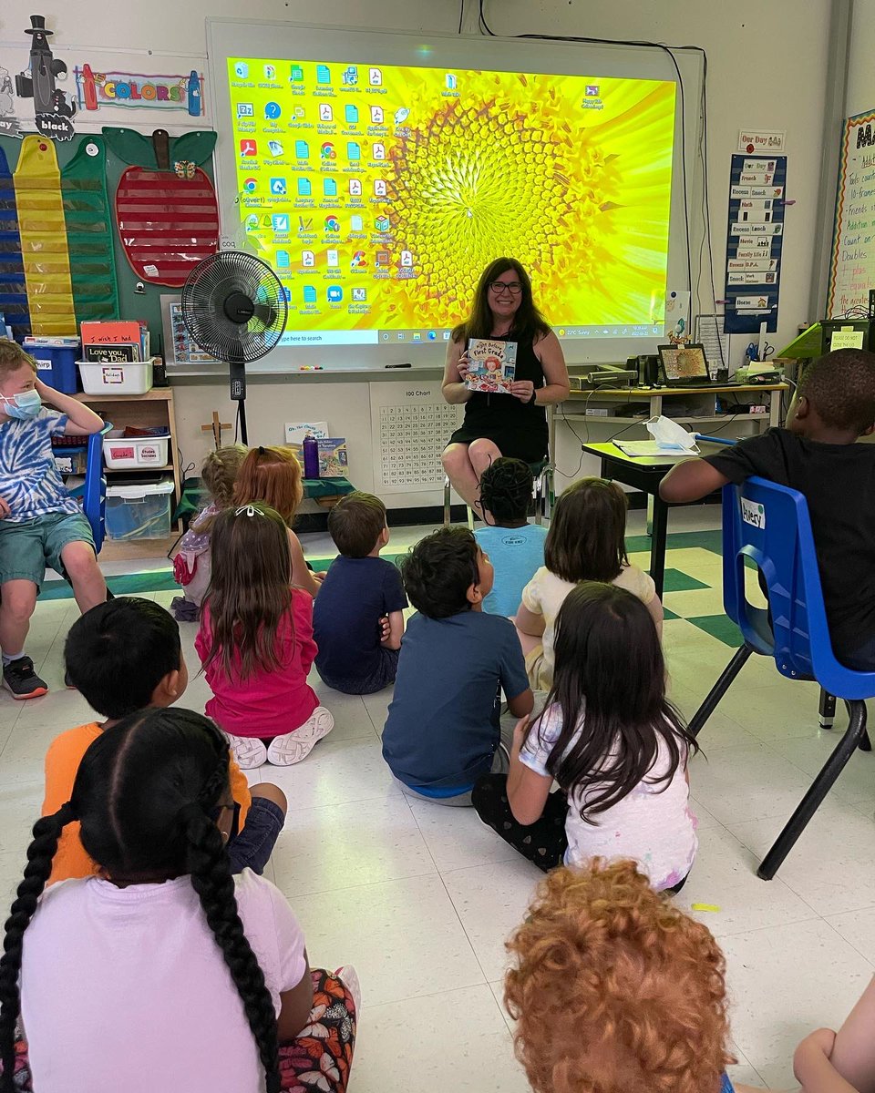 MrsLandryOCSB's tweet image. Today our SKs went to visit Mrs Loubser’s Grade 1 class!  We listened to a story, explored the classroom, asked questions and worked with our Grade 1 leader on an activity. We also heard some really awesome advice @CorpusOCSB @MrsL_Corpus ❤️#learningpartnerships