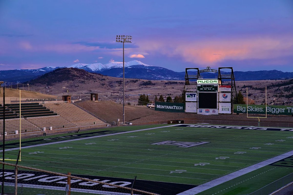 CoachKyleSamson's tweet photo. Great Day to be a Digger!!!
@MonTechFootball 
#Family https://t.co/vl1bYtaQcN