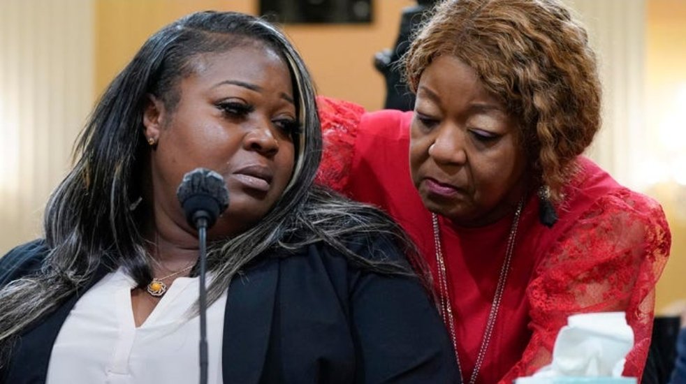 tweetMalena's tweet photo. Call your Senators at
202-224-3121 (no matter their party) & demand
#ElectionWorkerProtectionNow!
These women are heroes & what happened to them was terrorism!
#LadyRuby & #ShayeMossIsAHero
#TheView https://t.co/7UUEfcU1x4