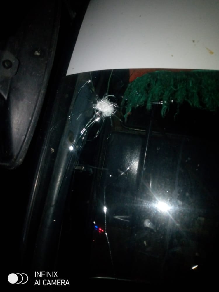 LDanieri's tweet photo. DE CUMANA A CARACAS

Asaltan autobus cerca de Pirutu, para detenerlo colocaron una barricada, tambien usaron armas de fuego. Golpearon al chofer que intentaba evadir a los delincuentes.

#Venezuela #Robos https://t.co/ej9RhGEveN