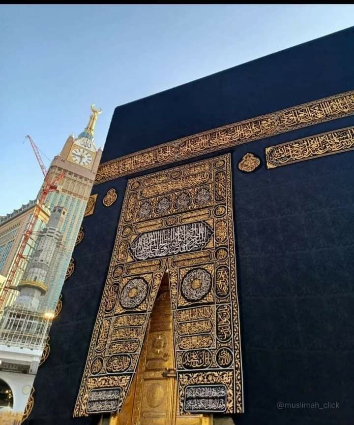 رفعت الكعبةُ ثيابها معلنةً إحرامها لبيك ربي و إن لم أكُن بين الزحامِ مُلبيًا
لبيك اللهم لبيك لبيك لا شريك لك لبيك ❤️